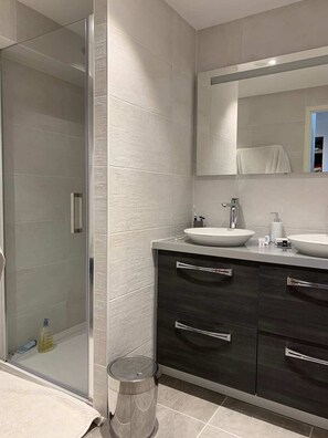 Combined shower/tub, hair dryer, towels