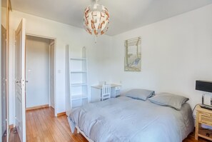 5 bedrooms, iron/ironing board, free WiFi, bed sheets