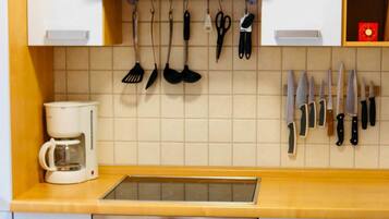 Kühlschrank, Mikrowelle, Ofen, Wasserkocher mit Kaffee-/Teezubehör
