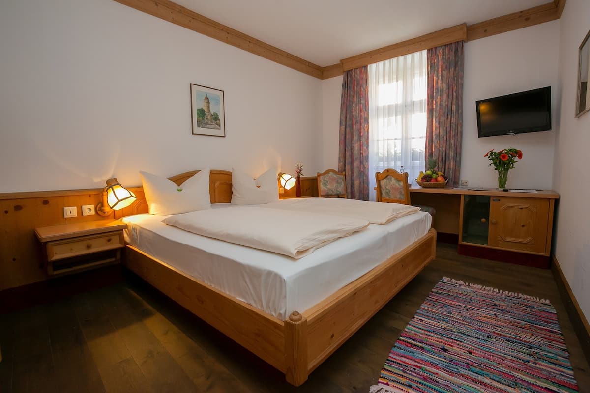 Tweepersoonskamer | 1 slaapkamer, een minibar, een kluis op de kamer, een bureau