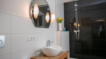 Chambre Double | Salle de bain | Douche, sĂšche-cheveux, serviettes fournies, savon