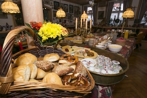 Free daily buffet breakfast