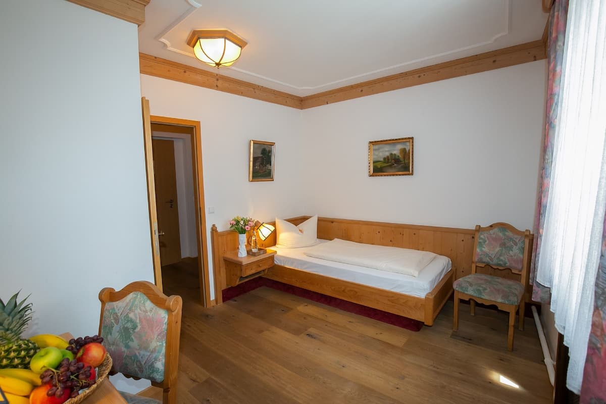 Eenpersoonskamer | 1 slaapkamer, een minibar, een kluis op de kamer, een bureau