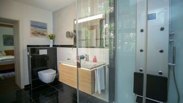 Chambre Double | Salle de bain | Douche, sèche-cheveux, serviettes fournies, savon