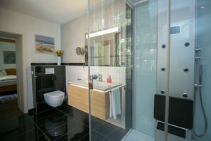 Double Room | Bathroom | Shower, hair dryer, towels, soap - Kaiserhof Hotel Sonne (Nördlingen)