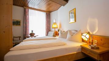 Kahden hengen huone | 1 makuuhuone, minibaari, tallelokero huoneessa, työpöytÀ