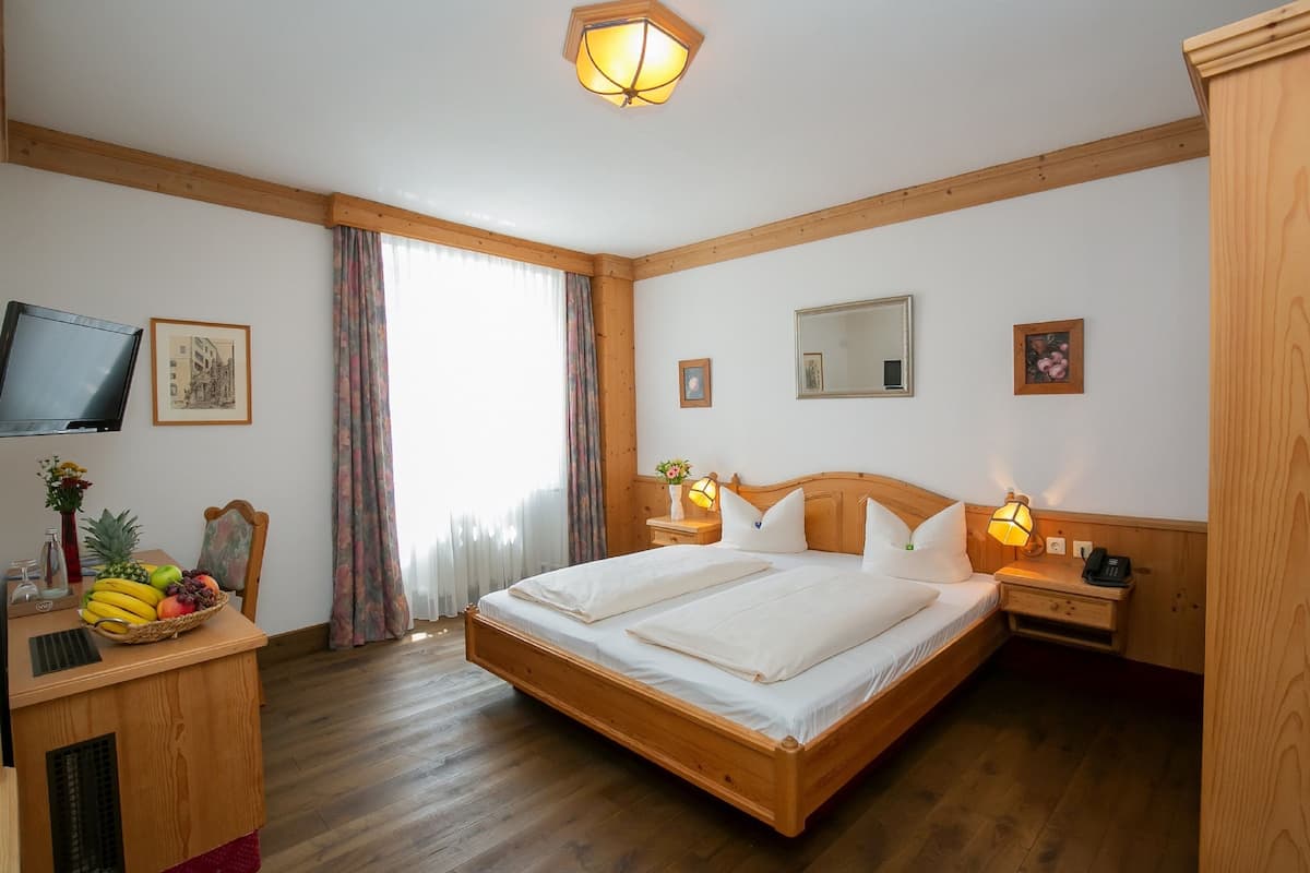 Tweepersoonskamer | 1 slaapkamer, een minibar, een kluis op de kamer, een bureau
