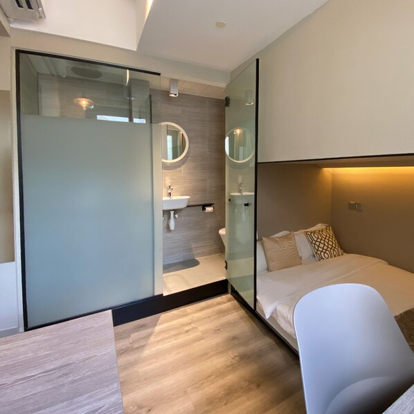 Escritorio, wifi gratis y ropa de cama