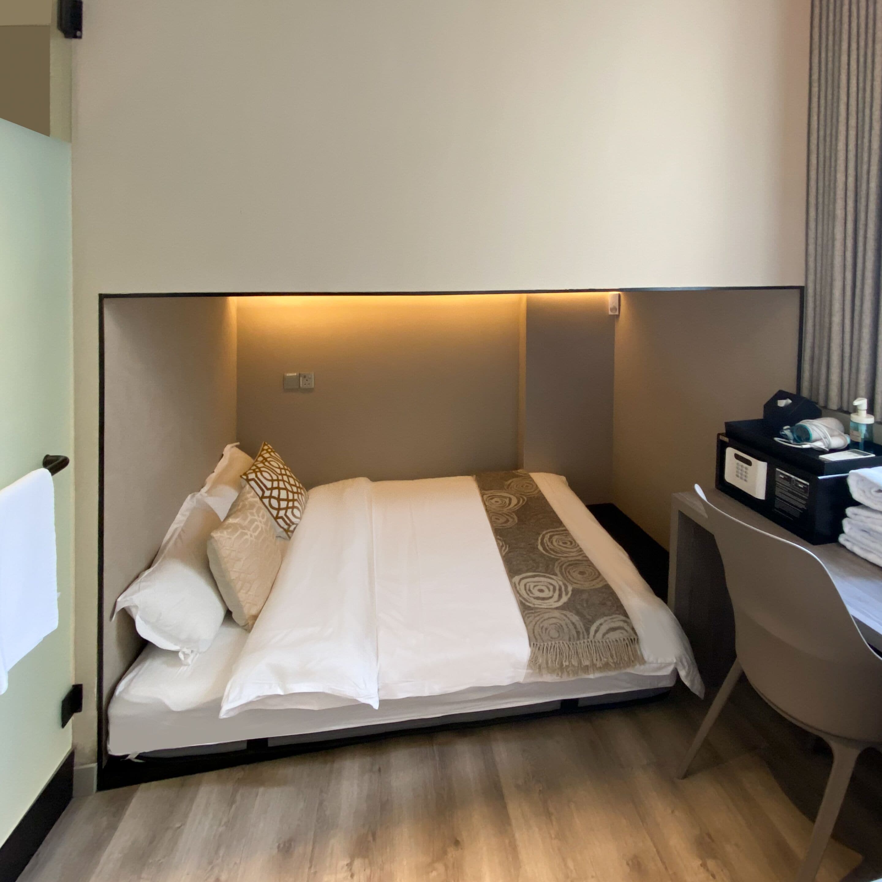 Escritorio, wifi gratis y ropa de cama 