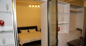 Kahden hengen comfort-huone (yksi tai kaksi sänkyä) | Pimennysverhot, äänieristys, silitysrauta/-lauta, ilmainen Wi-Fi