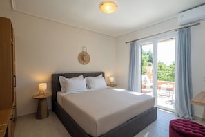 4 chambres, coffre-fort, bureau, fer et planche à repasser