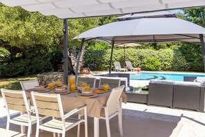 Outdoor dining - Villa Michel (Corfu)