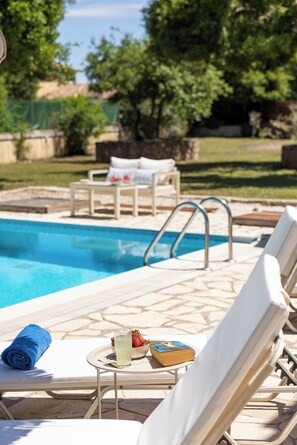 Piscine extérieure, chaises longues