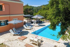Piscine extérieure, chaises longues