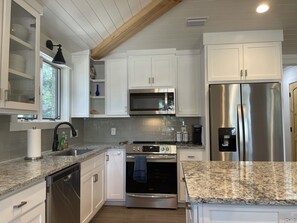 Refrigerador, microondas, horno, placa de cocina