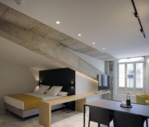 Habitació doble superior | Roba de llit d'alta qualitat, caixa forta a l'habitació i escriptori 