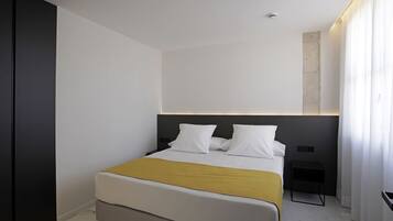 Habitación Deluxe doble | Ropa de cama de alta calidad, caja fuerte, escritorio