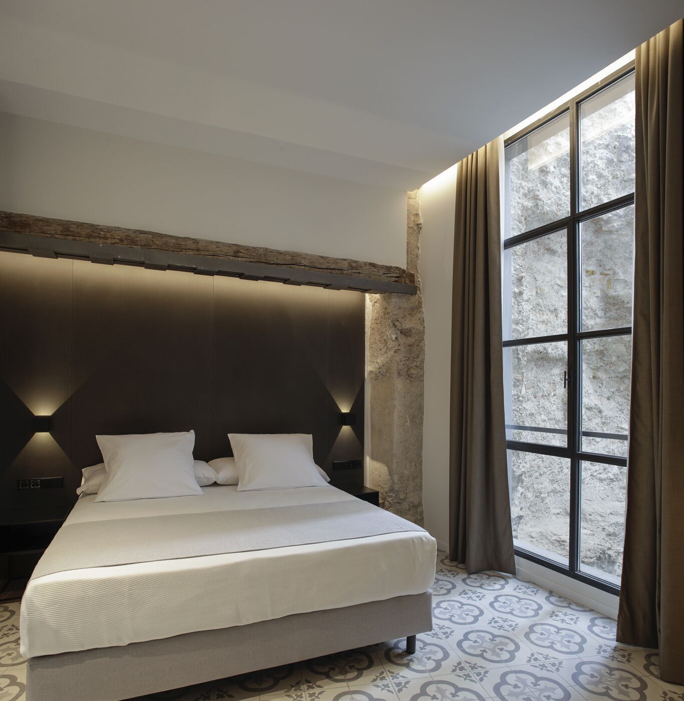 Premium bedding, in-room safe, desk, soundproofing