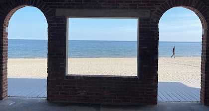 Luxury Coastal Estate, 7min to NYC train & beach. Heated pool & amazing gardens