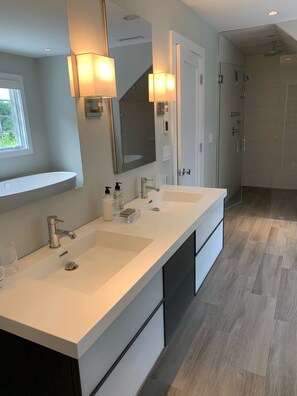 Combined shower/bathtub, eco-friendly toiletries, hair dryer, towels