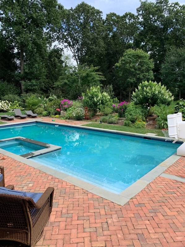 Alberca al aire libre y alberca climatizada