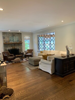 Smart TV, chimenea, videojuegos y reproductor de DVD 