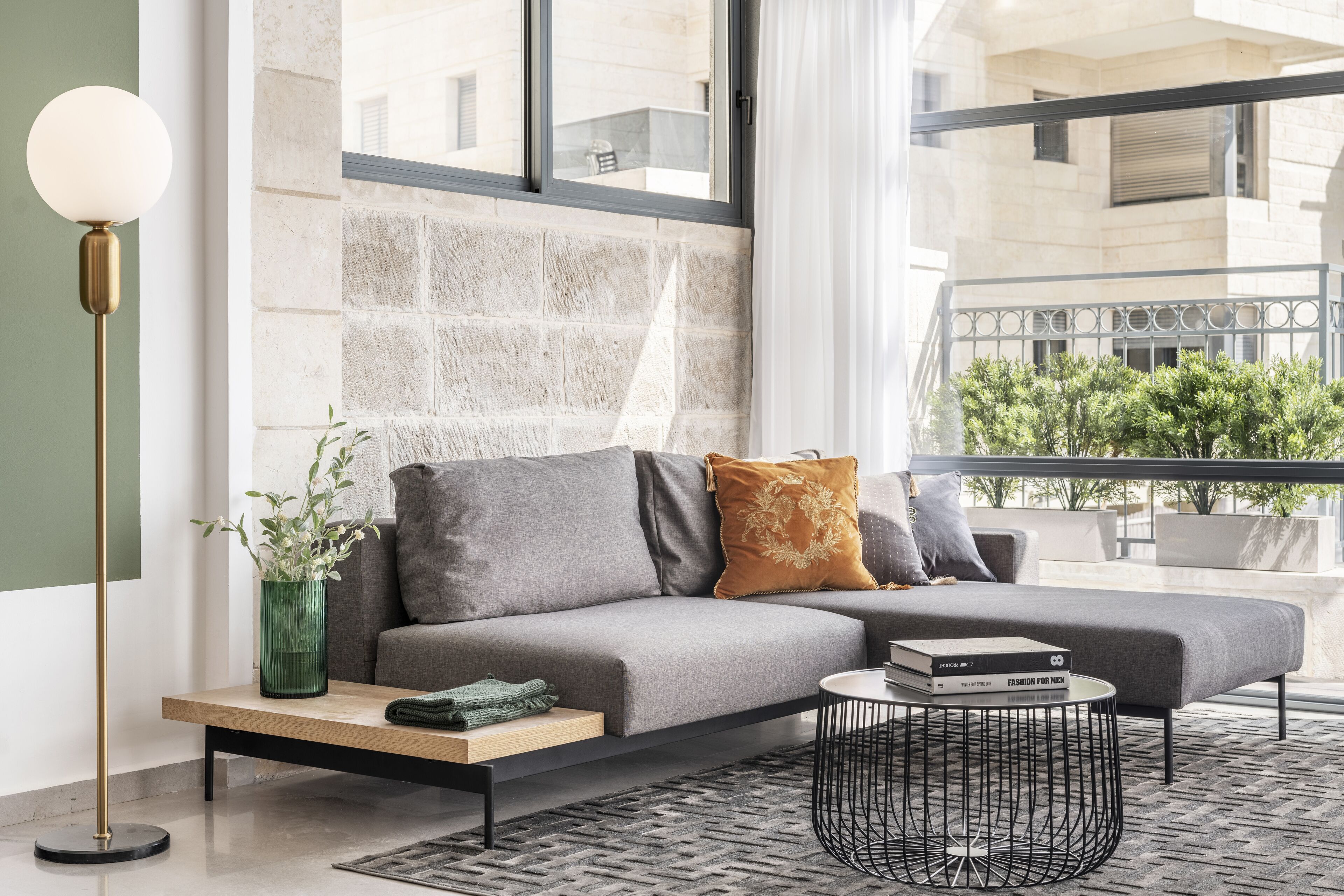 Penthouse, 3 habitaciones, balcón | Sala de estar | Smart TV de 42 pulgadas con canales por cable y televisión 