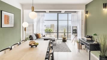Ático, 3 habitaciones, balcón | Sala de estar | Smart TV de 42 pulgadas con canales por cable, una televisión