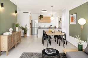 Penthouse, 3 Bedrooms, Balcony | Living room | 42-inch Smart TV with cable channels, TV - Mr. Agrippa - By TLV2GO (Jerusalem)