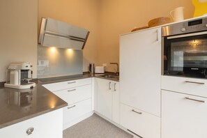 Kühlschrank, Geschirrspüler, Wasserkocher mit Kaffee-/Teezubehör