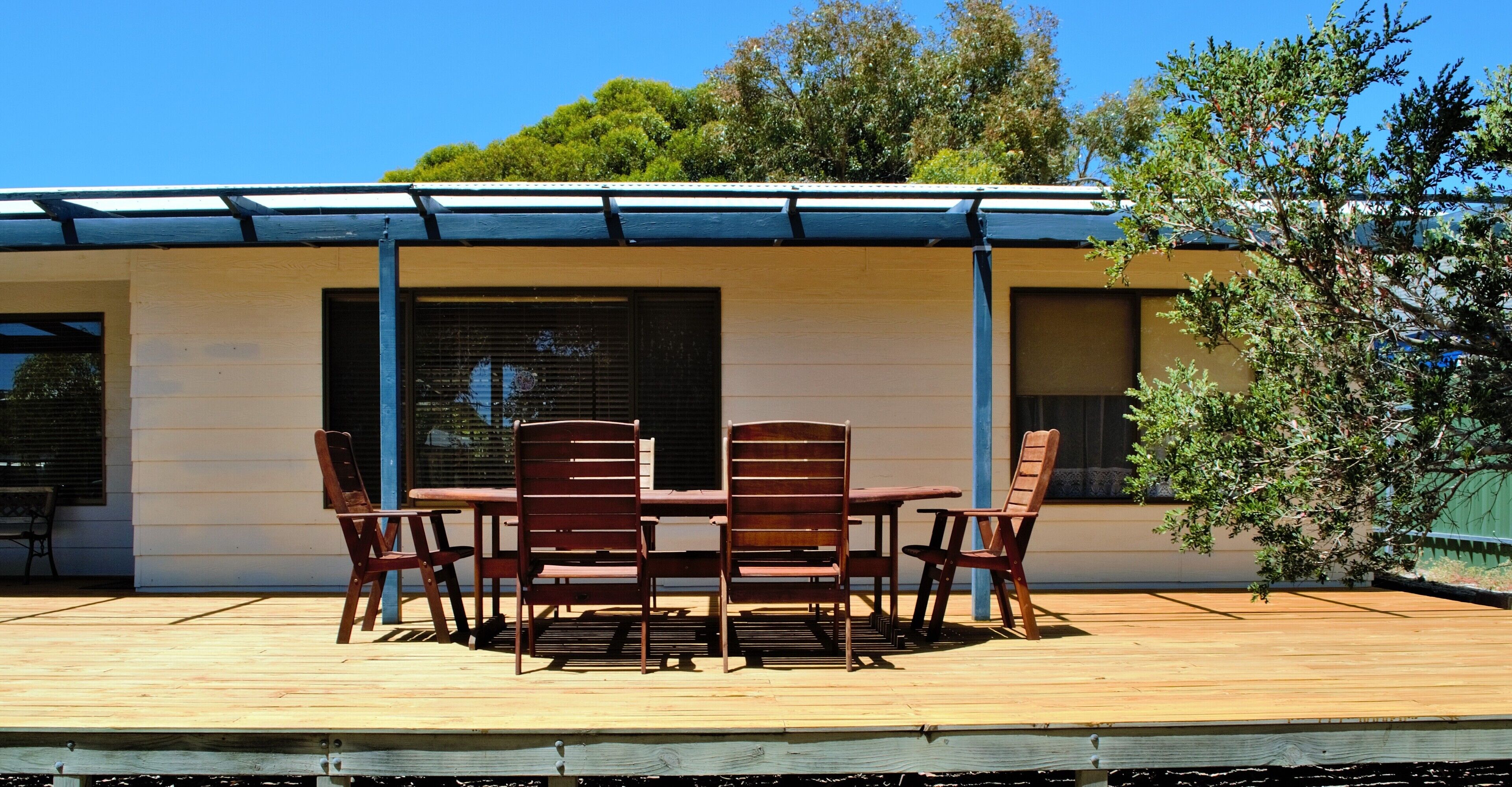 GREAT LOCATION only walking distance to the beach * Sleeps 8 *