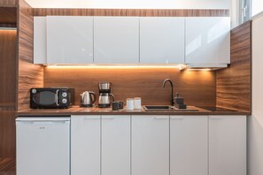 Apartamento City | Cocina privada | Frigorífico pequeño, microondas, horno y máquina de café espresso