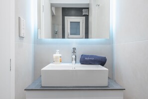 Apartamento urbano | Banheiro | Chuveiro, secador de cabelo, toalhas de banho, sabonete