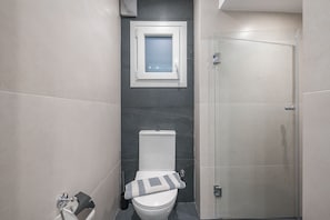 City Apartment | Bathroom | Shower, hair dryer, towels, soap