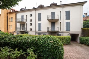 Exterior - GuestHost - Cozy 35 sqm studio apartment with balcony, perfect for two people, located on the 1st floor of a building with lift (NOT suitable for the disabled). The property is located on the road connecting Como and Menaggio, a few steps from the town c (Tremezzina)