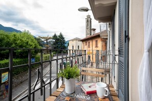 Outdoor dining - GuestHost - Cozy 35 sqm studio apartment with balcony, perfect for two people, located on the 1st floor of a building with lift (NOT suitable for the disabled). The property is located on the road connecting Como and Menaggio, a few steps from the town c (Tremezzina)