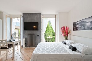 WiFi - GuestHost - Cozy 35 sqm studio apartment with balcony, perfect for two people, located on the 1st floor of a building with lift (NOT suitable for the disabled). The property is located on the road connecting Como and Menaggio, a few steps from the town c (Tremezzina)