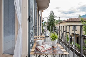 Outdoor dining - GuestHost - Cozy 35 sqm studio apartment with balcony, perfect for two people, located on the 1st floor of a building with lift (NOT suitable for the disabled). The property is located on the road connecting Como and Menaggio, a few steps from the town c (Tremezzina)