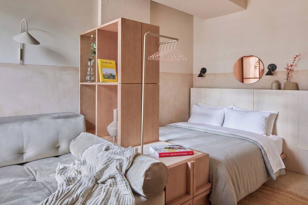 Locke Studio- Accessible | In-room safe, desk, blackout drapes, WiFi (free)