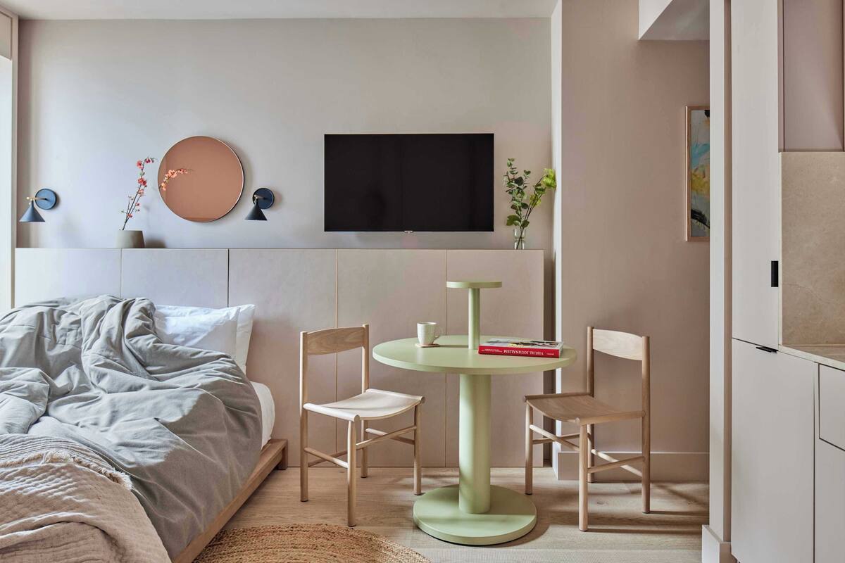 Locke Studio- Adaptable | In-room safe, desk, blackout drapes, WiFi (free)
