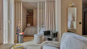 Two Bedroom Suite | Cofres nos quartos, escrivaninha, cortinas blackout, Wi-Fi de cortesia