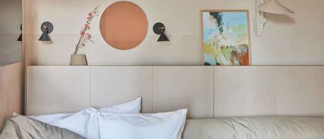 Cosy Studio - Corner | In-room safe, desk, blackout drapes, free WiFi
