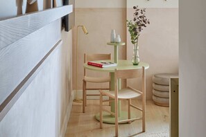 Locke Studio- Accessible | In-room safe, desk, blackout drapes, free WiFi - Buckle Street Studios by Locke, Aldgate (London)