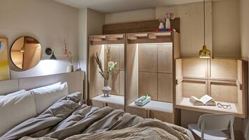 Two Bedroom Suite | Una cassaforte in camera, una scrivania, tende oscuranti, Wi-Fi gratuito