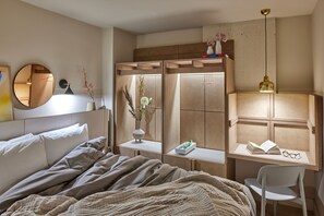 Two Bedroom Suite | Két bảo mật tại phòng, bàn, màn/rèm cản sáng