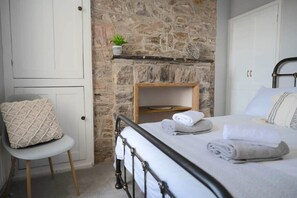 3 bedrooms, iron/ironing board, travel cot, WiFi - Bay View Cottage, Spectacular Sea Views & Terrace (Brixham)