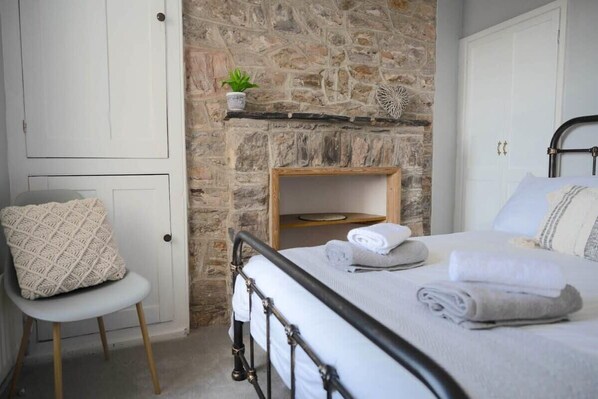 3 bedrooms, iron/ironing board, travel crib, WiFi - Bay View Cottage, Spectacular Sea Views & Terrace (Brixham)