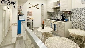 Private kitchen - Beautiful Big Studio for 4 people in the Heart of Naples 1B (Napoli)