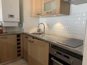 Fridge, oven, stovetop, coffee/tea maker