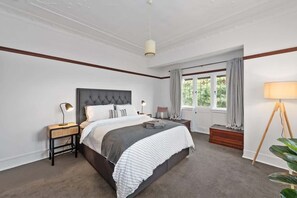 2 chambres, bureau, fer et planche à repasser, lit parapluie